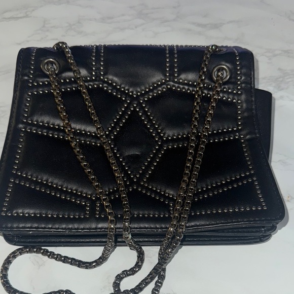 Elegant Black Crossbody Bag with Chain Strap - Picture 4 of 4